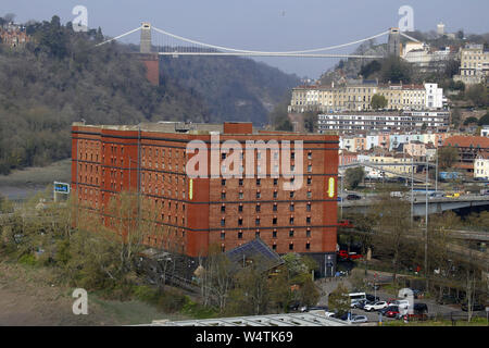 Vista aerea del Legato Magazzino di tabacco a Bristol Docks con il ponte sospeso di Clifton in background Foto Stock