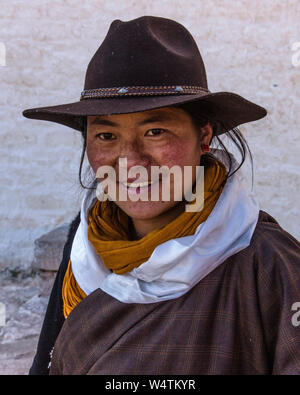 Cina, Tibet, Lhasa, una giovane Khamba donna tibetana del Kham regione del Tibet orientale su un pellegrinaggio per visitare il palazzo del Potala ha un bianco La preghiera buddista sciarpa o khata intorno al suo collo. Foto Stock