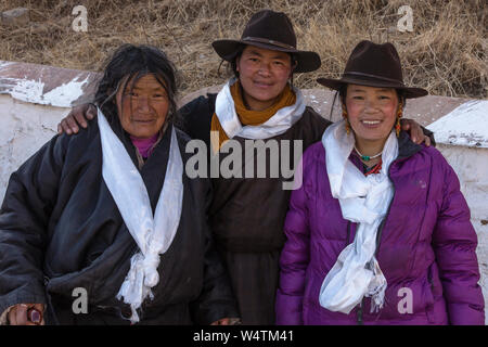 Cina, Tibet, Lhasa, Khamba donne tibetane dal Kham regione del Tibet orientale su un pellegrinaggio per visitare il palazzo del Potala bianco che indossa la preghiera buddista sciarpe o khatas intorno ai loro colli cowboy in feltro-style cappelli sono molto comuni nella regione del Kham. Foto Stock