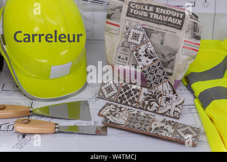 Installatore grafico La risorsa con piano casa di attrezzature di sicurezza e apparecchiature di pannellizzazione (carreleur è installatore scritto in francese) Foto Stock