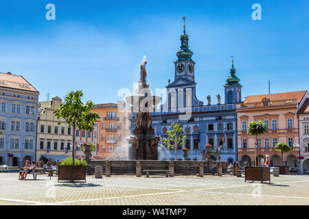 Piazza Principale con Sansone che lotta contro il leone fontana la scultura e la torre campanaria in Ceske Budejovice. Repubblica ceca. Foto Stock