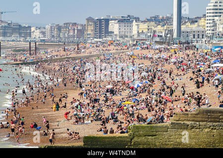 Brighton Regno Unito 25 luglio 2019 - la spiaggia di Brighton è imballata su un altro caldo giorno di sole nel Regno Unito come forecasters prevedono temperature record per parti del sud-est . Credito : Simon Dack / Alamy Live News Foto Stock