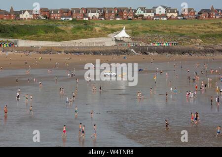 Un RNLI veicolo di soccorso è posizionato nel mezzo di una affollata spiaggia a Barry Island, luglio 2019. Foto Stock