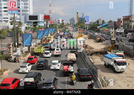 Makassar, Indonesia, 25 luglio 2019, la condizione di congestione del traffico su Jalan AP Pettarani nella città di Makassar, Sulawesi Sud, era dovuta alla costruzione del cavalcavia da 4 chilometri a partire da aprile 2018. Questa congestione avviene sempre durante il giorno quando il previsto opere stradali prendere 22 mesi. Credito: Herwin Bahar / Alamy Live News Foto Stock