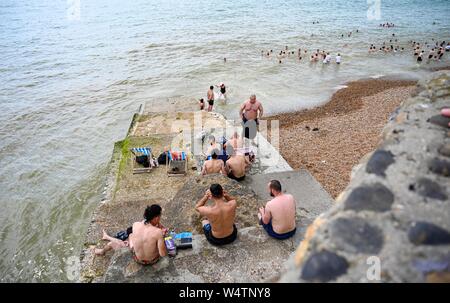 Brighton Regno Unito 25 luglio 2019 - la spiaggia di Brighton è imballata su un altro caldo giorno di sole nel Regno Unito come forecasters prevedono temperature record per parti del sud-est . Credito : Simon Dack / Alamy Live News Foto Stock