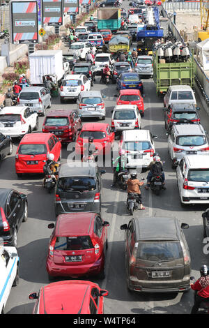 Makassar, Indonesia, 25 luglio 2019, la condizione di congestione del traffico su Jalan AP Pettarani nella città di Makassar, Sulawesi Sud, era dovuta alla costruzione del cavalcavia da 4 chilometri a partire da aprile 2018. Questa congestione avviene sempre durante il giorno quando il previsto opere stradali prendere 22 mesi. Credito: Herwin Bahar / Alamy Live News Foto Stock