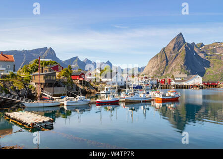 Vista panoramica di Hamnøy o Hamnøya, un piccolo villaggio di pescatori sulla Moskenesøya, nell'arcipelago delle Lofoten, al di sopra del Circolo Polare Artico, Nordland, Norvegia. Foto Stock