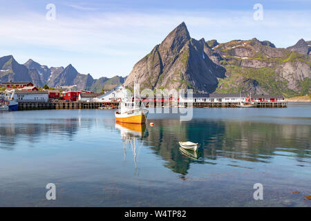 Vista panoramica di Hamnøy o Hamnøya, un piccolo villaggio di pescatori sulla Moskenesøya, nell'arcipelago delle Lofoten, al di sopra del Circolo Polare Artico, Nordland, Norvegia. Foto Stock