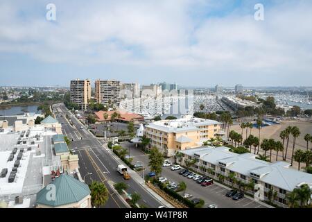 Vista aerea di Admiralty Way e l'area del porto di Marina Del Rey quartiere di Los Angeles, California, 23 ottobre 2018. () Foto Stock