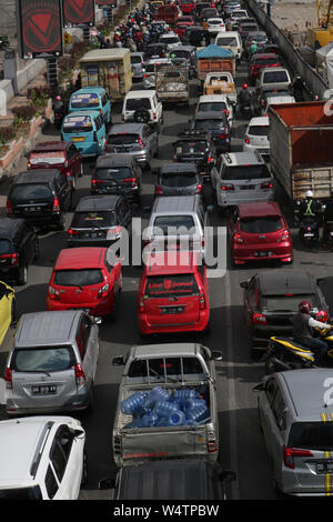 Makassar, Indonesia, 25 luglio 2019, la condizione di congestione del traffico su Jalan AP Pettarani nella città di Makassar, Sulawesi Sud, era dovuta alla costruzione del cavalcavia da 4 chilometri a partire da aprile 2018. Questa congestione avviene sempre durante il giorno quando il previsto opere stradali prendere 22 mesi. Credito: Herwin Bahar / Alamy Live News Foto Stock