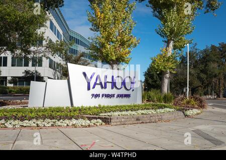 Segno con logo in ingresso alla sede regionale della società Internet Yahoo nella Silicon Valley città di Sunnyvale, California, 28 ottobre 2018. () Foto Stock