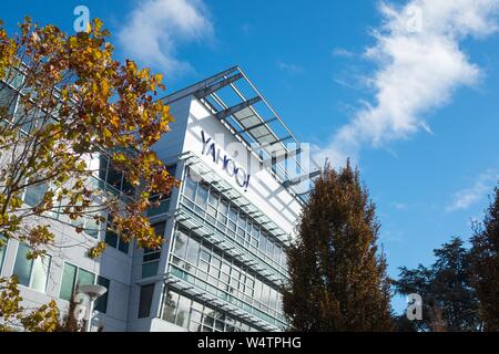 A basso angolo di visione della facciata con il logo presso la sede regionale della società Internet Yahoo nella Silicon Valley città di Sunnyvale, California, in una giornata di sole, 28 ottobre 2018. () Foto Stock