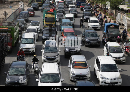 Makassar, Indonesia, 25 luglio 2019, la condizione di congestione del traffico su Jalan AP Pettarani nella città di Makassar, Sulawesi Sud, era dovuta alla costruzione del cavalcavia da 4 chilometri a partire da aprile 2018. Questa congestione avviene sempre durante il giorno quando il previsto opere stradali prendere 22 mesi. Credito: Herwin Bahar / Alamy Live News Foto Stock