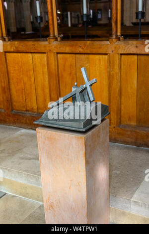 5, Gesù è aiutato dal Cireneo a portare la croce. Jonathan Clark "Stazioni della Croce" a Southwell Minster, southwell, Nottinghamshire, England, Regno Unito Foto Stock