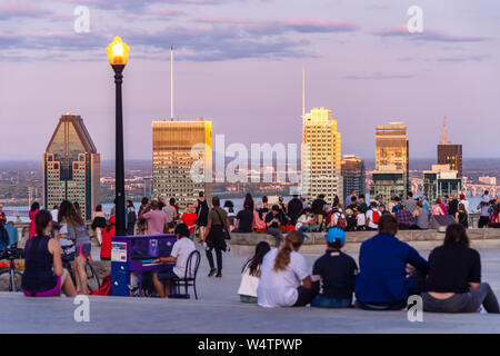 Montreal, CA - 24 Luglio 2019: turisti godendo della vista dello skyline di Montreal dal Belvedere Kondiaronk in estate al tramonto. Foto Stock