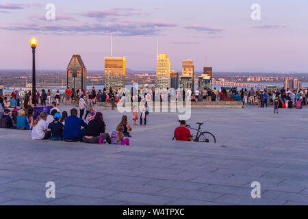 Montreal, CA - 24 Luglio 2019: turisti godendo della vista dello skyline di Montreal dal Belvedere Kondiaronk in estate al tramonto. Foto Stock