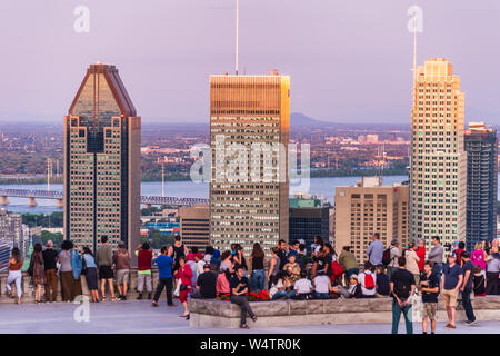 Montreal, CA - 24 Luglio 2019: turisti godendo della vista dello skyline di Montreal dal Belvedere Kondiaronk in estate al tramonto. Foto Stock