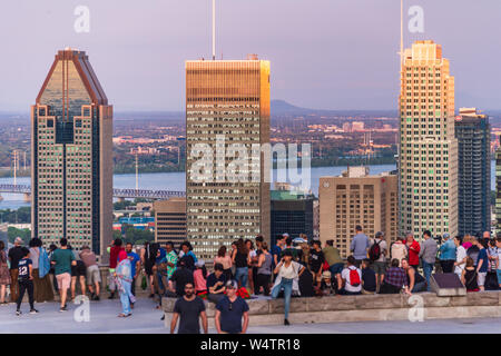 Montreal, CA - 24 Luglio 2019: turisti godendo della vista dello skyline di Montreal dal Belvedere Kondiaronk in estate al tramonto. Foto Stock