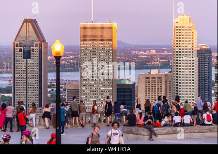 Montreal, CA - 24 Luglio 2019: turisti godendo della vista dello skyline di Montreal dal Belvedere Kondiaronk in estate al tramonto. Foto Stock