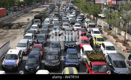 Makassar, Indonesia, 25 luglio 2019, la condizione di congestione del traffico su Jalan AP Pettarani nella città di Makassar, Sulawesi Sud, era dovuta alla costruzione del cavalcavia da 4 chilometri a partire da aprile 2018. Questa congestione avviene sempre durante il giorno quando il previsto opere stradali prendere 22 mesi. Credito: Herwin Bahar / Alamy Live News Foto Stock