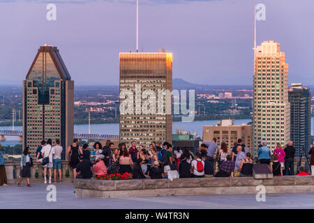 Montreal, CA - 24 Luglio 2019: turisti godendo della vista dello skyline di Montreal dal Belvedere Kondiaronk in estate al tramonto. Foto Stock
