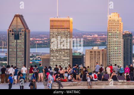 Montreal, CA - 24 Luglio 2019: turisti godendo della vista dello skyline di Montreal dal Belvedere Kondiaronk in estate al tramonto. Foto Stock