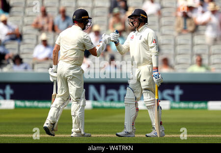 L'Inghilterra del Jason Roy (destra) e Jack Leach (sinistra) bump pugni durante il giorno due di Specsavers serie di test match in eterno, Londra. Foto Stock