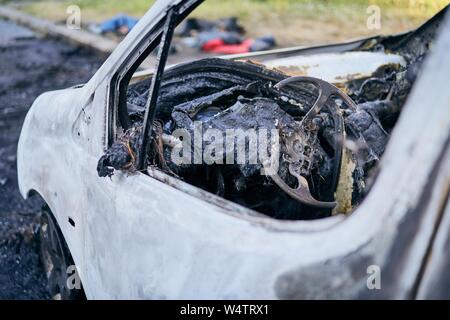 Problema sulla strada. Auto dopo incidente con il fuoco. Close-up di bruciato volante del veicolo. Foto Stock