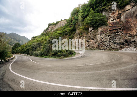 Militari strada georgiana nelle montagne del Caucaso Foto Stock