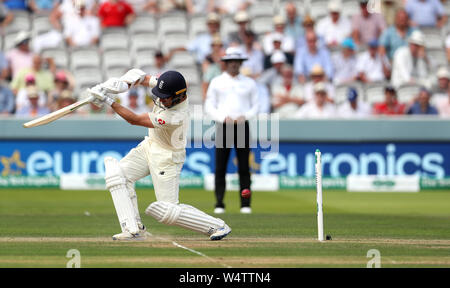 L'Inghilterra del martinetto Leach hits per un quattro durante il giorno due di Specsavers serie di test match in eterno, Londra. Foto Stock