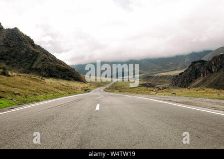 Militari strada georgiana nelle montagne del Caucaso Foto Stock