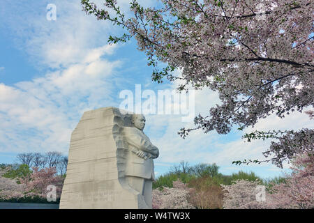 WASHINGTON, DC -6 APRILE 2019- Vista del Martin Luther King Jr. Memorial, un punto di riferimento di granito statua di pietra dal bacino di marea durante il cherry blosso Foto Stock