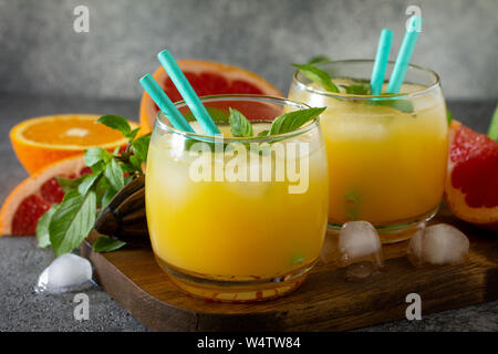 Pompelmo e Orange gin o cocktail Margarita, bevanda rinfrescante con ghiaccio. Foto Stock