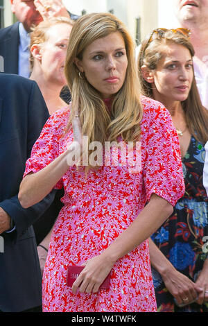 Carrie Symonds (aka mele), ragazza del Primo Ministro, guarda e rasserena il suo partner Boris Johnson MP a Downing Street come egli rende i suoi abeti Foto Stock