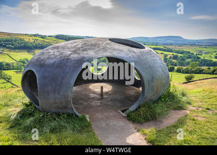 L Atomo Panopticon. Il Pendle Panopticon, 'Atom', poggia sulla collina sopra il villaggio Wycoller in Wycoller Country Park costruito in ferro-cemento wi Foto Stock