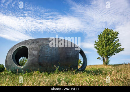 L Atomo Panopticon. Il Pendle Panopticon, 'Atom', poggia sulla collina sopra il villaggio Wycoller in Wycoller Country Park costruito in ferro-cemento wi Foto Stock