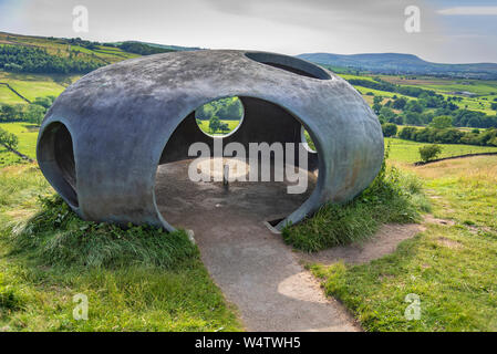 L Atomo Panopticon. Il Pendle Panopticon, 'Atom', poggia sulla collina sopra il villaggio Wycoller in Wycoller Country Park costruito in ferro-cemento wi Foto Stock