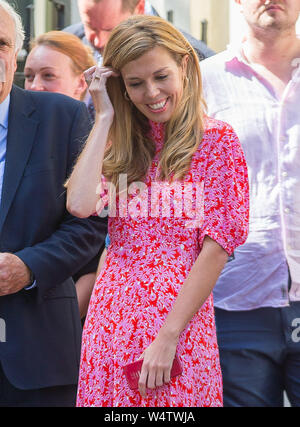 Carrie Symonds (aka mele), ragazza del Primo Ministro, guarda e rasserena il suo partner Boris Johnson MP a Downing Street come egli rende i suoi abeti Foto Stock