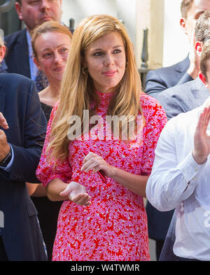 Carrie Symonds (aka mele), ragazza del Primo Ministro, guarda e rasserena il suo partner Boris Johnson MP a Downing Street come egli rende i suoi abeti Foto Stock