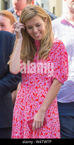 Carrie Symonds (aka mele), ragazza del Primo Ministro, guarda e rasserena il suo partner Boris Johnson MP a Downing Street come egli rende i suoi abeti Foto Stock