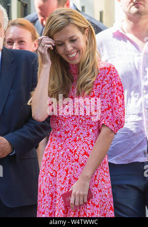 Carrie Symonds (aka mele), ragazza del Primo Ministro, guarda e rasserena il suo partner Boris Johnson MP a Downing Street come egli rende i suoi abeti Foto Stock