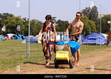 Malmesbury, Wiltshire, Regno Unito. Il 25 luglio 2019. I frequentatori di festival arriva come un ondata di caldo cuoce la campagna. Nonostante il caldo i festaioli hanno sono in alta spiriti e desiderosi di impostare il campo per la XXXVII Festival Womad (il mondo della musica, arte e danza) detenute nei bellissimi giardini del Charlton Park Station Wagon. Credito: Casper Farrell/Alamy Live News Foto Stock