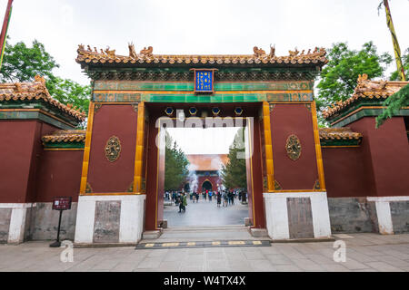 Pechino, Cina - 20 Maggio 2018:vista della porta d'ingresso al Tempio Lama (Yonghegong), il tempio e il monastero della scuola Gelug del buddhismo tibetano locat Foto Stock
