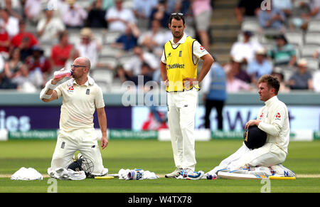 L'Inghilterra del martinetto Leach (sinistra) e Jason Roy (destra) hanno una pausa di bevande durante il giorno due di Specsavers serie di test match in eterno, Londra. Foto Stock