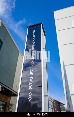 A basso angolo di vista di firmare all'entrata per il popolare Stanford Shopping Center di Silicon Valley Town di Palo Alto, California, 24 novembre 2018. () Foto Stock