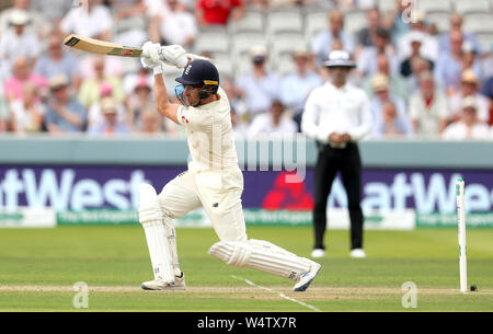 L'Inghilterra del martinetto Leach hits per quattro durante il giorno due di Specsavers serie di test match in eterno, Londra. Foto Stock