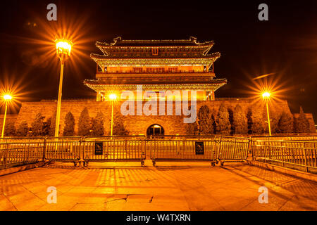 Gli antichi Cinesi tradizionali Torre di freccia nella notte, come noto come Torre di tiro con l'arco, o Jian Lou in Cinese si trova a Zhengyangmen o Qianmen in bei Foto Stock