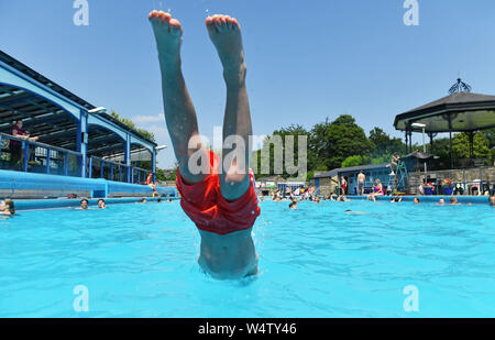 Ritrasmettere con rettificato BYLINE a Giacobbe re. Le persone giocano in acqua a Hathersage Piscina esterna nel Derbyshire, come il Regno Unito potrebbe incontrare più calde di luglio giorno di registrare più tardi questo pomeriggio. Foto Stock