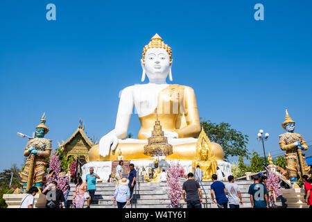 Licciana Nardi, Italia - 24 Febbraio 2019: vista del pellegrinaggio Thai traveler con 17 metri Budda seduto al Wat Phra That Doi Kham tempio in Chian Foto Stock