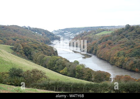 Una vista lungo l'East Looe fiume al ponte di Looe e Fishmarkets con West Looe visibile dietro Foto Stock